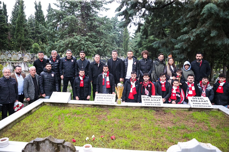Şampiyonluk kupası merhum Samsunsporluların mezarında