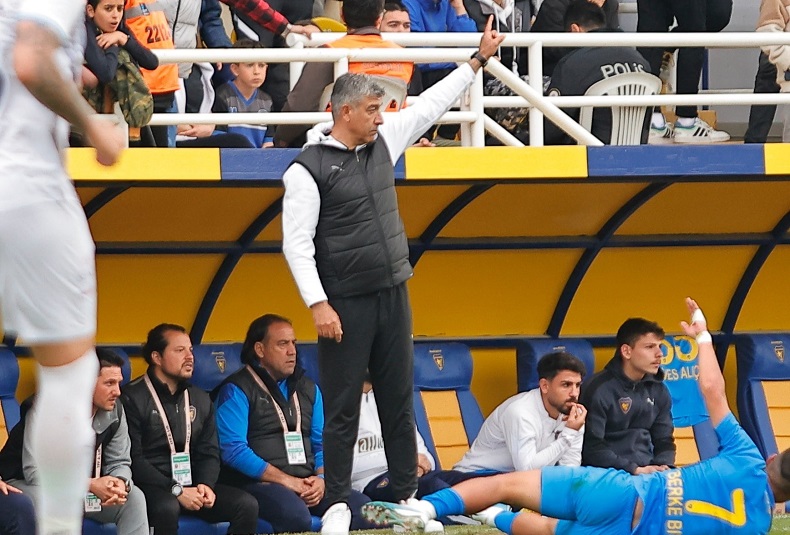 Bucaspor 1928’de Sait Karafırtınalar, Cüneyt Dumlupınar’ı geride bıraktı