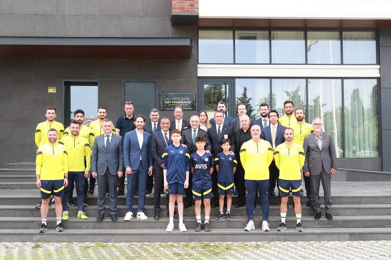 Fenerbahçe’nin deprem bölgesine aktardığı 1050 konteyner bağışının imza töreni yapıldı.