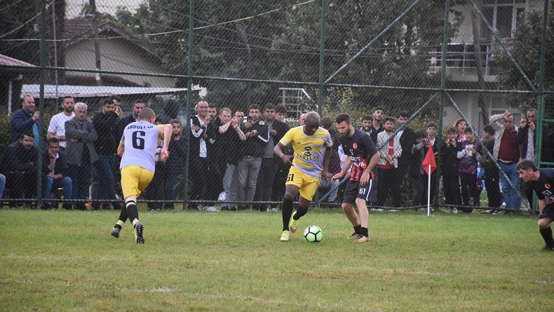 Eski Trabzonsporlu futbolcu İbrahim Yattara etkinlikte forma giydi