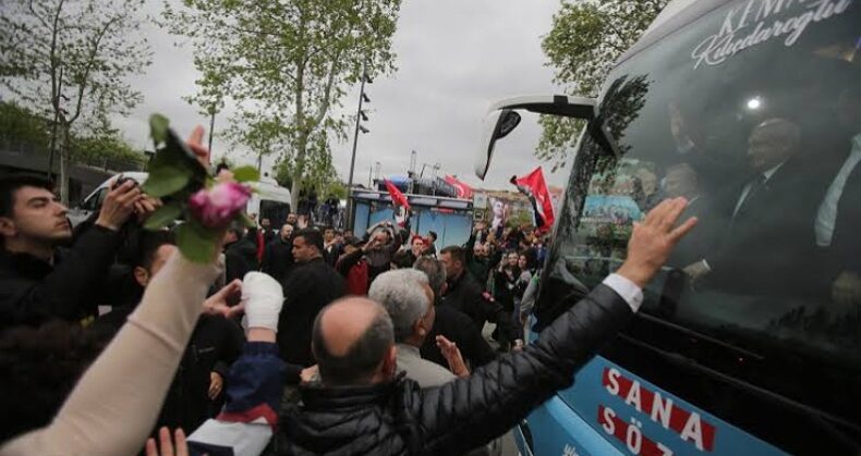 Sakarya’da Kemal Kılıçdaroğlu’nun aracına taşlı saldırı