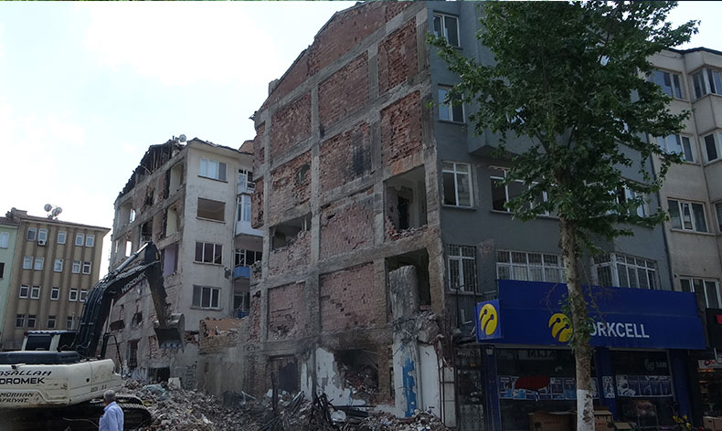 Ağır hasarlı binaların yıkımı sürüyor