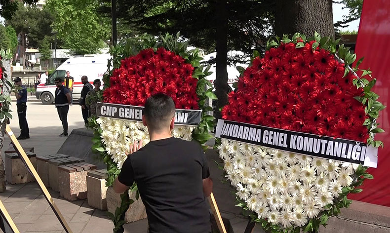 Şehit yakınları Kılıçdaroğlu’nun çelengini parçaladı