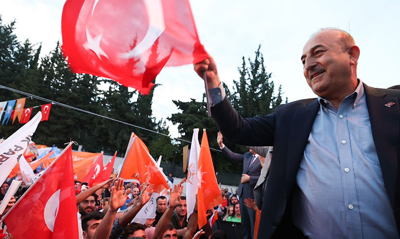 “Suriyelileri gönderelim ama insani bir şekilde”