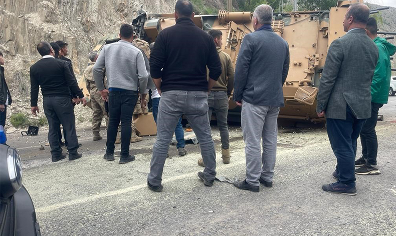 Askeri araç devrildi: 3 yaralı