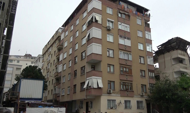 Çatlak oluşan 7 katlı apartman tahliye edildi