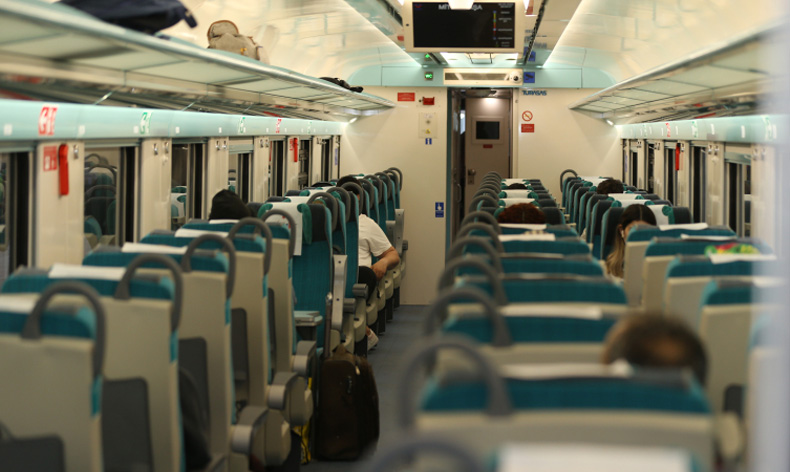 Milli elektrikli tren seti raylarda