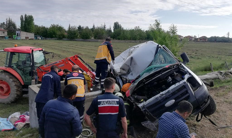 Tarım işçilerini taşıyan minibüs devrildi