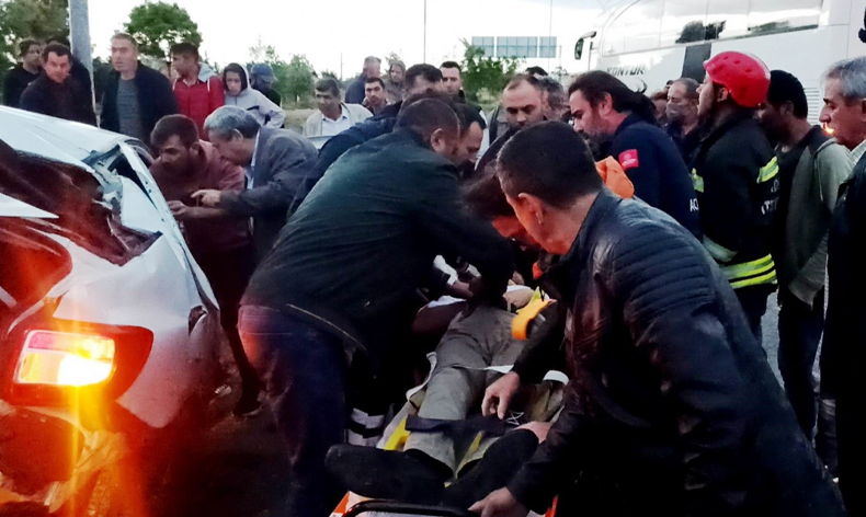 İki otomobil çarpıştı: 7 yaralı