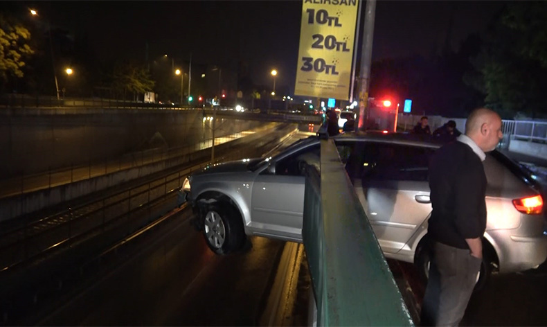 Bariyerlere saplandı, 5 metre yükseklikte asılı kaldı