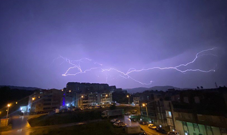 Bursa’da şimşekler geceyi aydınlattı