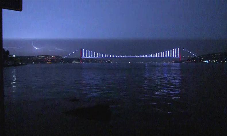 İstanbul’da şimşekler geceyi aydınlattı
