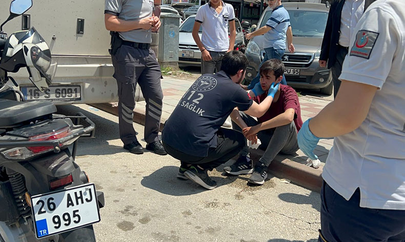 Motosikletini teslim aldı, park halindeki otobüse çarptı