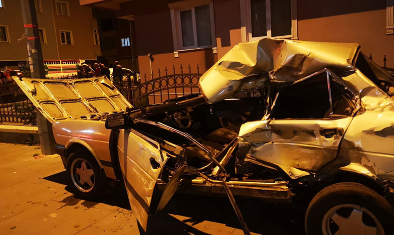 Direksiyon hakimiyetini kaybeden sürücü duvara çarptı