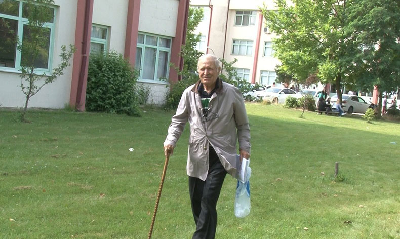 Elinde bastonuyla üniversite sınavına girdi