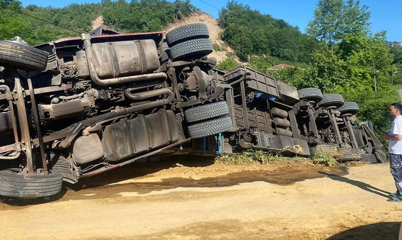 Saman yüklü tır devrildi