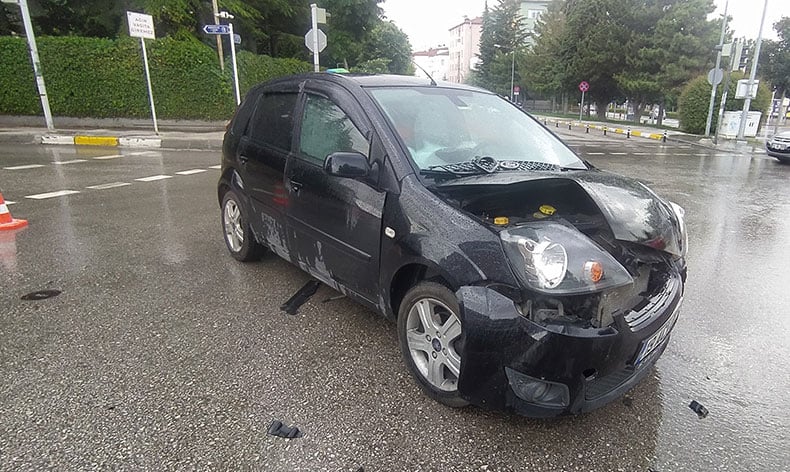 Otomobil ile hafif ticari araç çarpıştı
