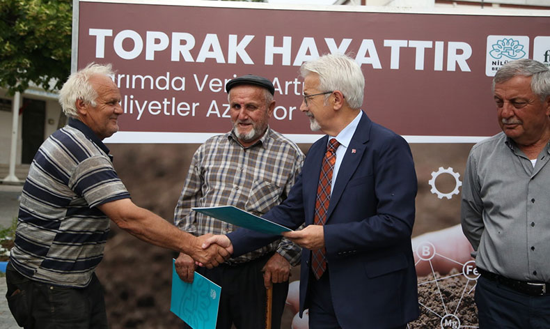 Çiftçilerin toprakları ücretsiz analiz edildi