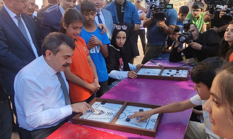 Bakan Tekin, öğrencilerle oyun oynadı