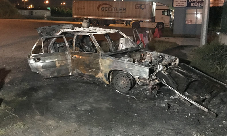 Yanan otomobili bırakıp kaçtı