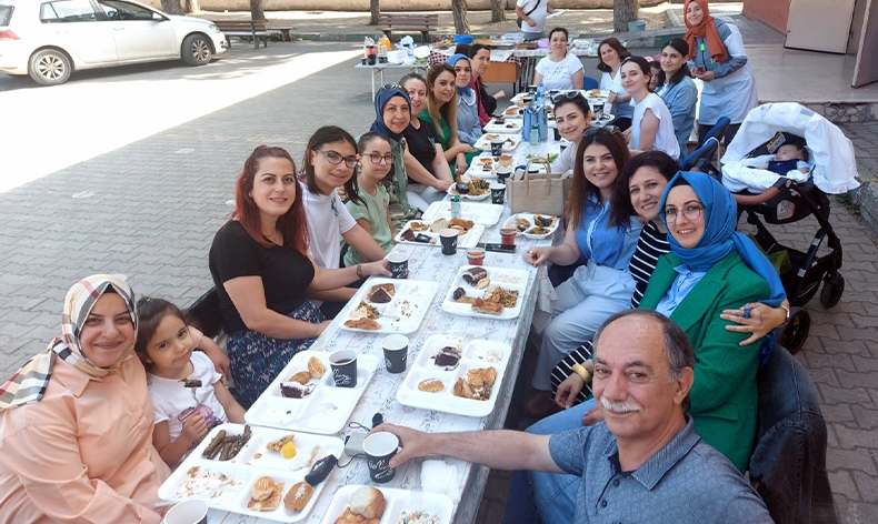 Öğrenciler mezun öğretmenler emekli oldu