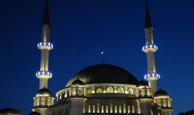 Ay ile yıldızın gökyüzünde buluşması