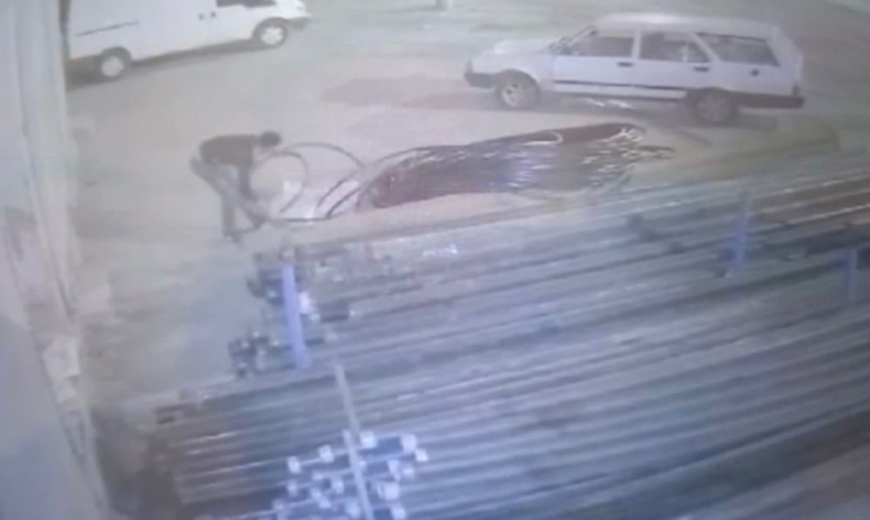 Oyalanır gibi yaptı, bakır kabloları çaldı