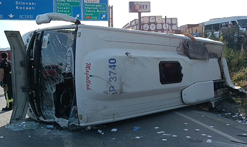 İşçileri taşıyan midibüs tıra çarptı