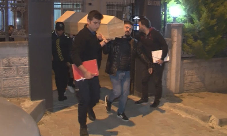 Evinin banyosunda boğazından bıçaklanmış halde bulundu