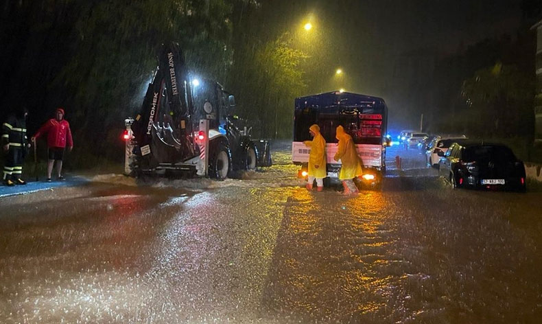 Sağanak su baskınlarına neden oldu