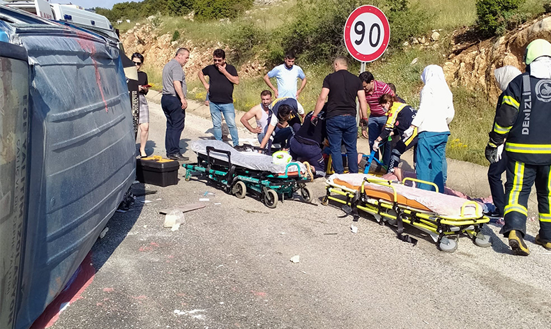 Devrilen minibüste 3 kişi yaralandı