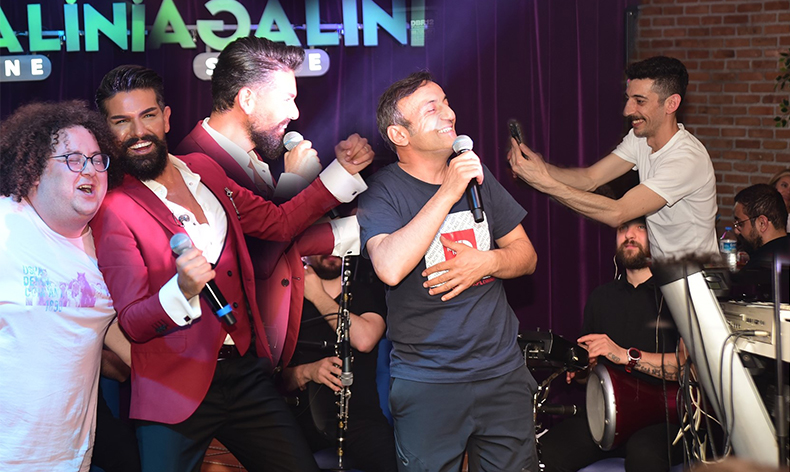 Ünlü oyuncular Mehmet Çevik’in şarkılarıyla eğlendi