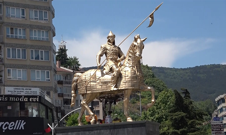 ‘Osmangazi Heykeli’ yeni rengine kavuştu