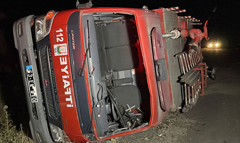 Yangına müdahaleye giden itfaiye erleri kaza yaptı