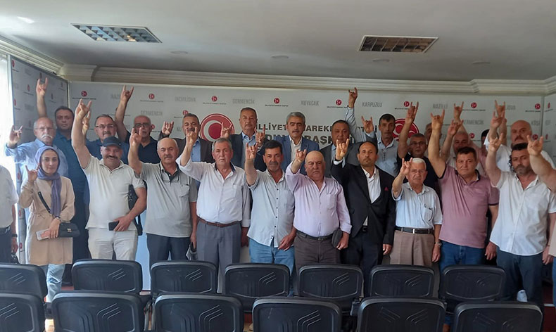 MHP’ye katılanlara rozetleri törenle takıldı