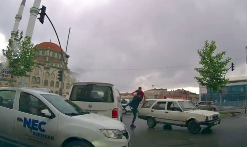 Film sahnelerini aratmayan kavga