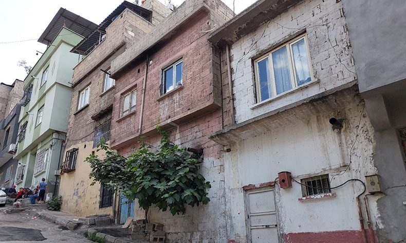Çanak anteni düzeltmek isterken canından oldu