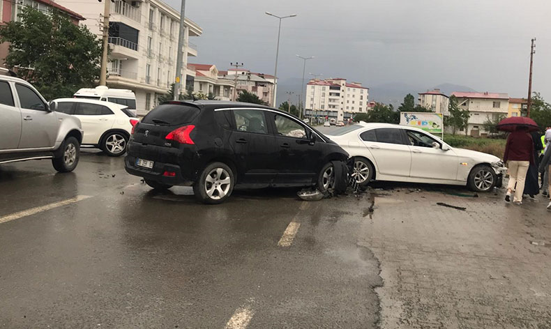 Iğdır’da iki otomobil çarpıştı