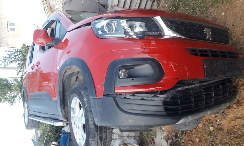 Kontrolden çıkan araç bahçeye uçtu