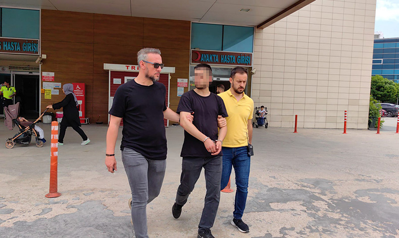 Eşini bıçakladı, kızının karne töreninde yakalandı