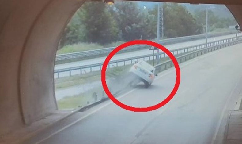 Bariyerlere çıkıp iki teker üstünde metrelerce ilerledi