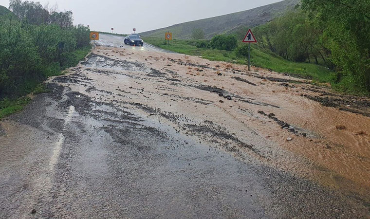 Sel kısmen yolu trafiğe kapattı