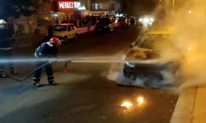 Seyir halindeki araç alev aldı