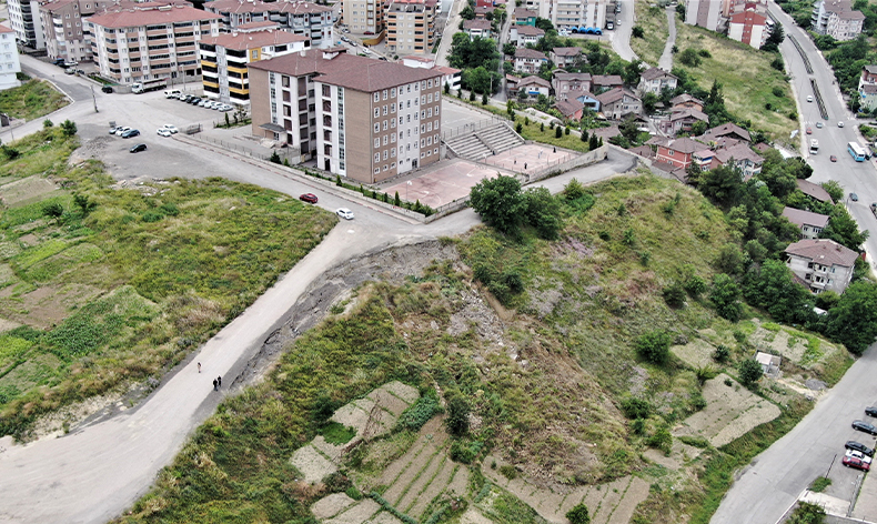Okul yakınındaki heyelan korkutuyor