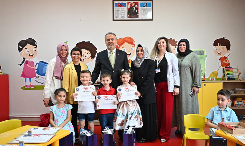 Ana Kucağı öğrencileri karnelerini aldı