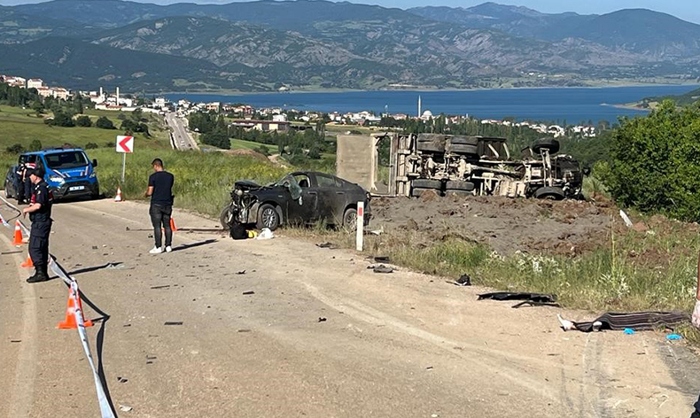 Otomobil ile kamyon kafa kafaya çarpıştı