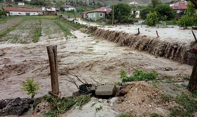 Sel hayatı durma noktasına getirdi