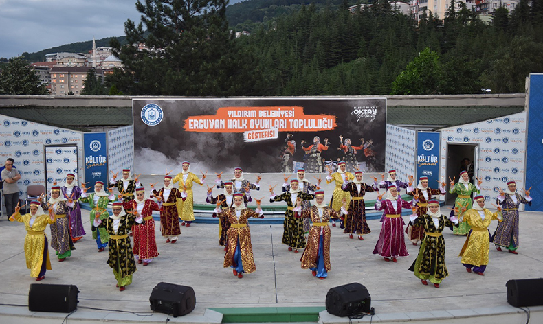 Erguvan Bayramı çoşkusu