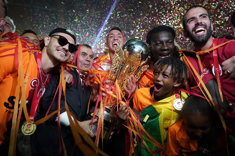 Şampiyon Galatasaray kupasını aldı