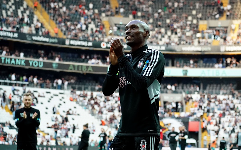 Atiba Hutchinson taraftarı ile vedalaştı